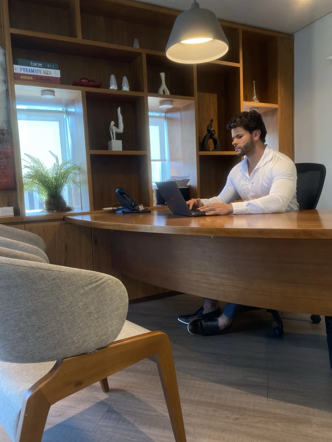Dr. Marcos Diniz na sala de atendimento da Avenida Paulista