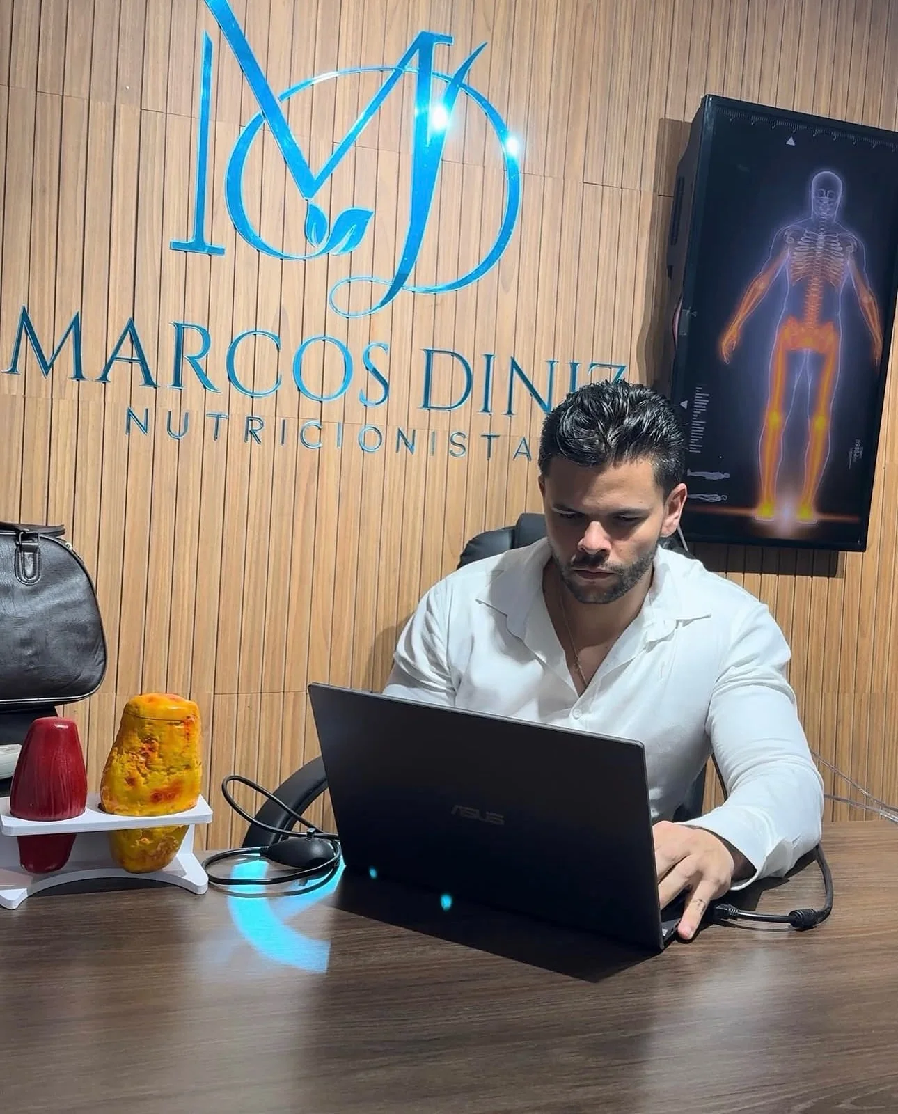 Dr. Marcos Diniz no consultório em Parelheiros