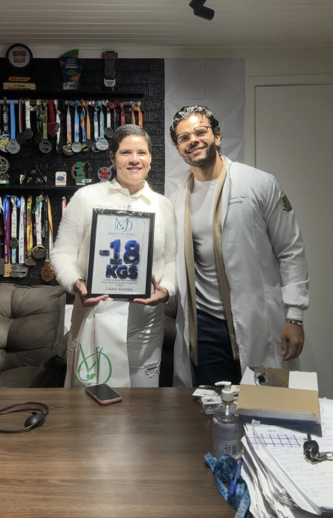 Laiara Santana recebendo uma placa de resultado