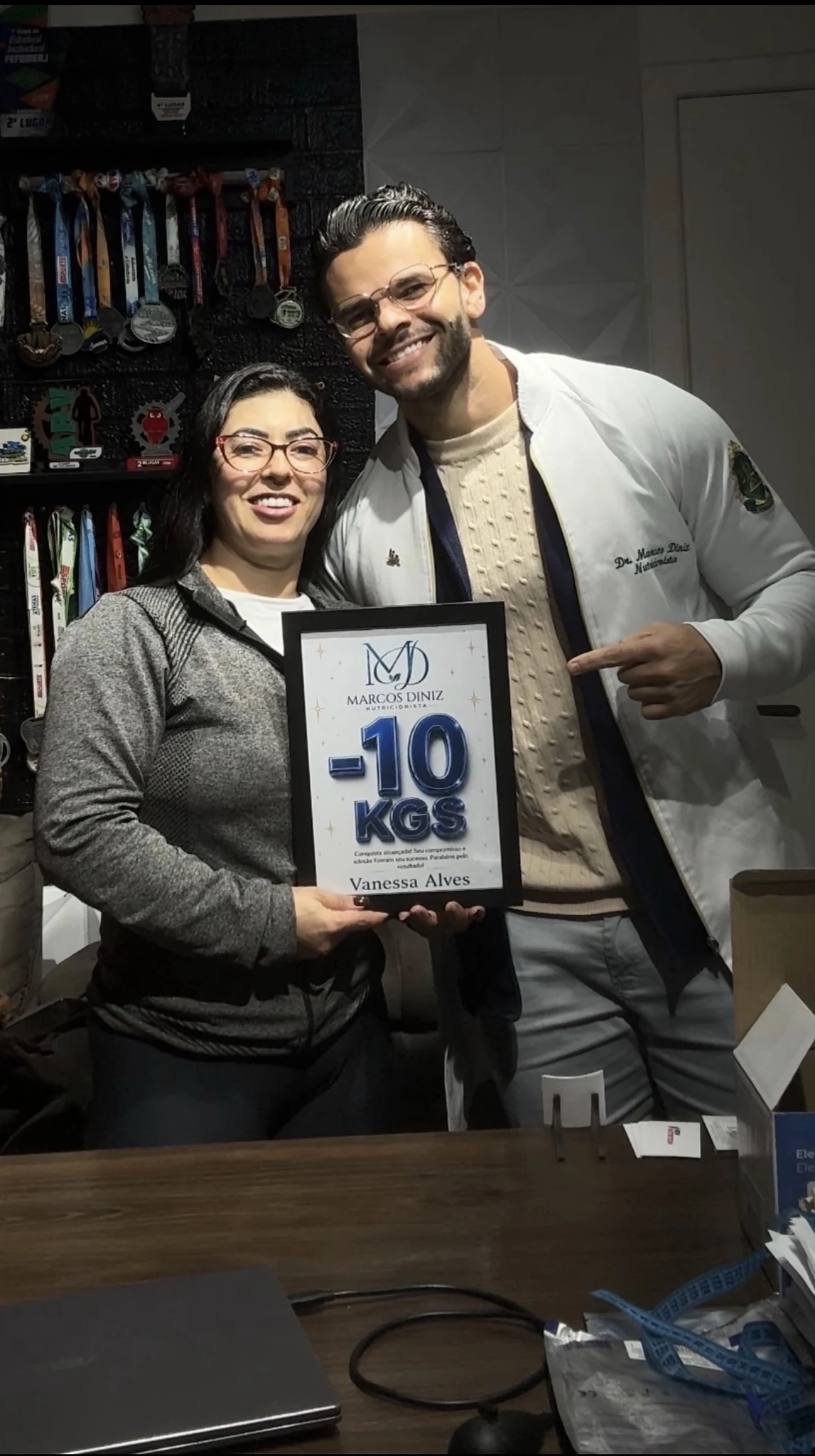 Vanessa Alves recebendo uma placa de resultado